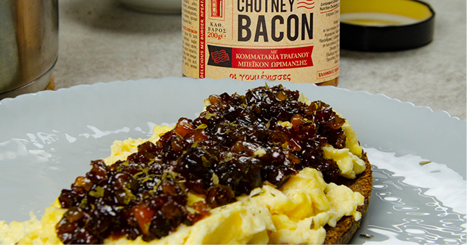 scramble-eggs-με-chutney-bacon